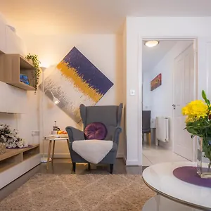  Holiday home Modern 2 Bed House With Parking And Garden
