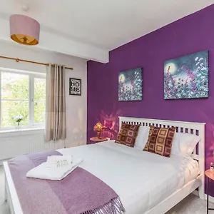  Holiday home Lovely With Four Bedrooms And Private Garden And Parking, Close To Centre