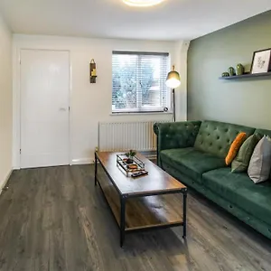  Holiday home 2 Bed Townhouse With Free Parking