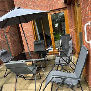  Holiday home Entire -4 Bedrooms Detached House With Driveway