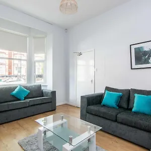  Holiday home Spacious 4 Bed With Parking Near City Centre - 184 Gregory House