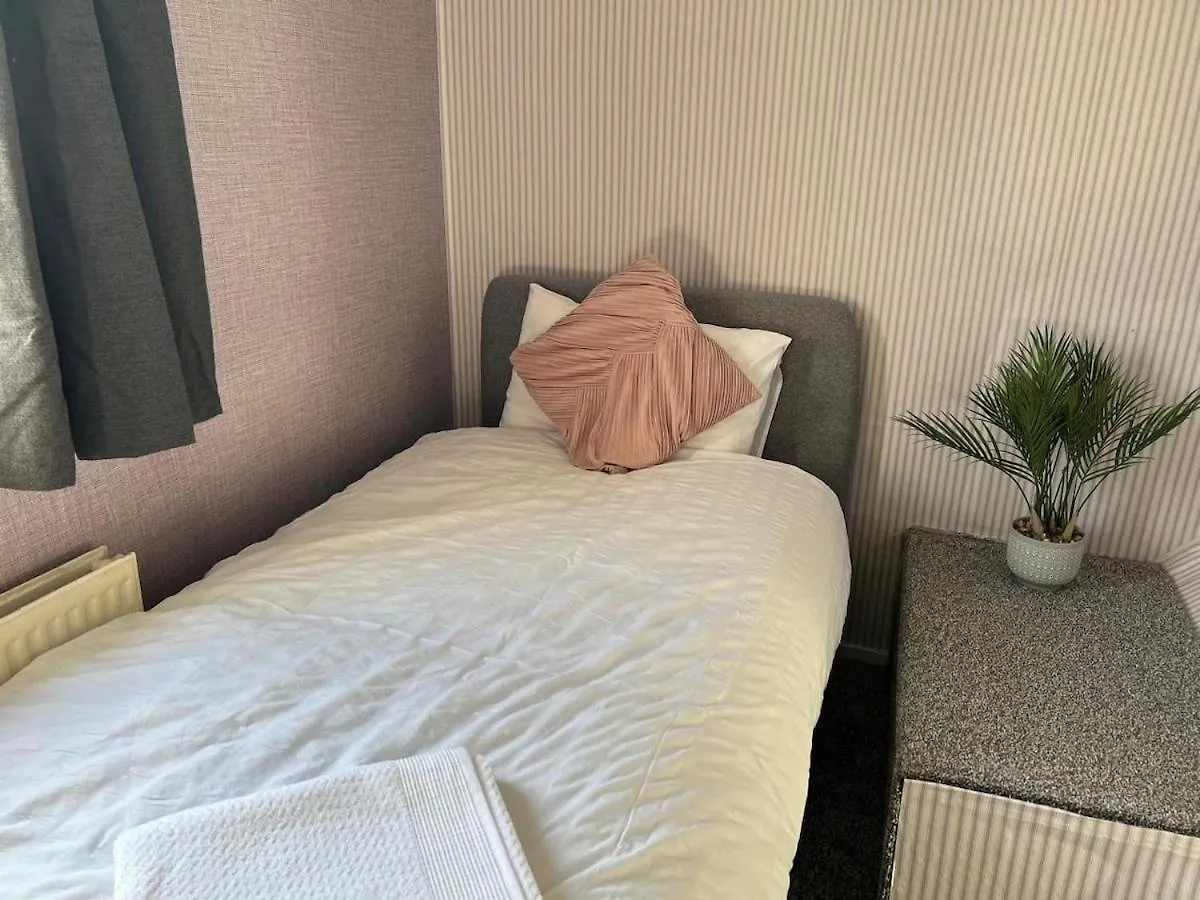 Spacious Three Bed-Room House With Free Parking Nottingham Holiday home